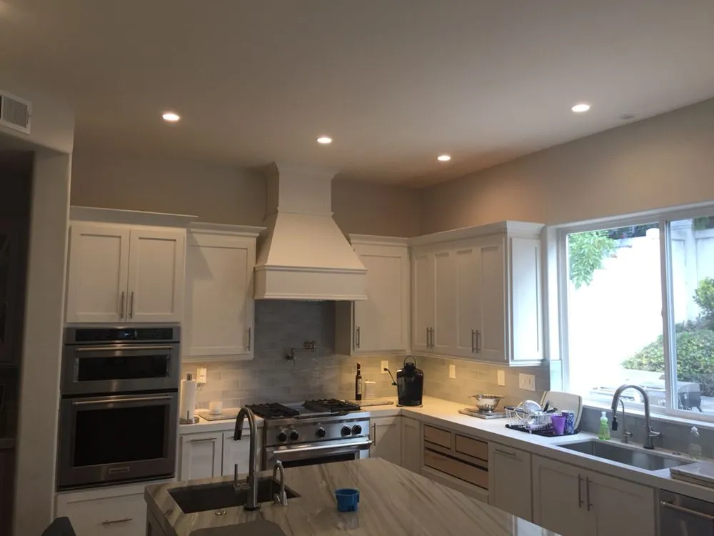 Emergency electrician providing electrical repair in , 