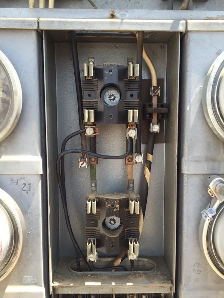 Trusted electrician providing emergency electrical service in , 