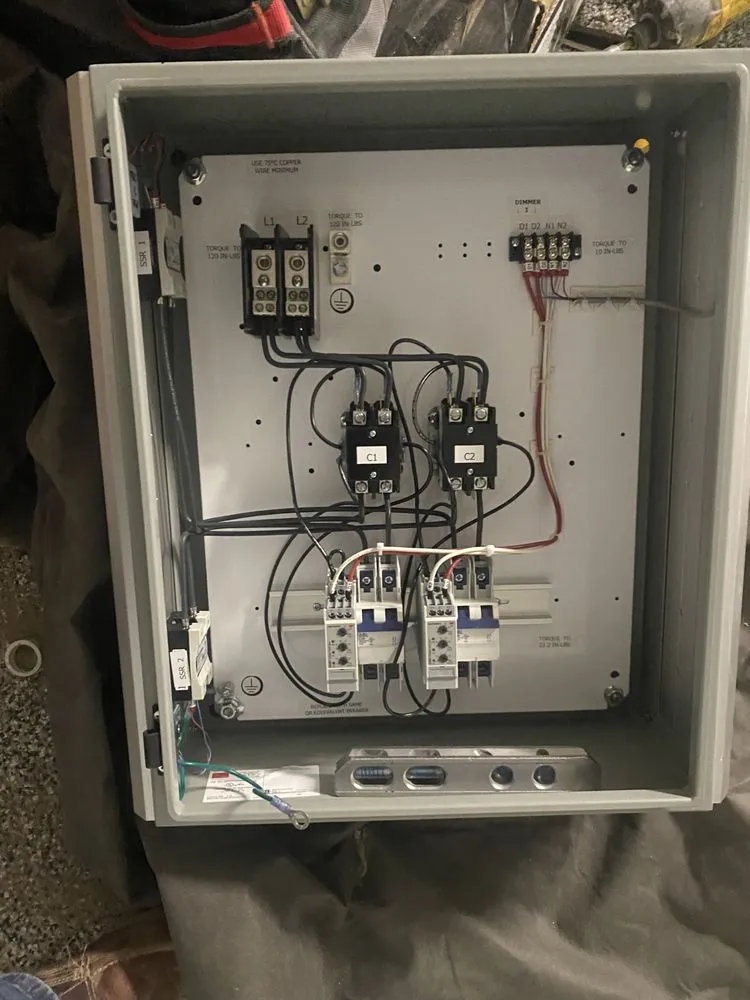 Certified electrician providing circuit breaker repair in , 