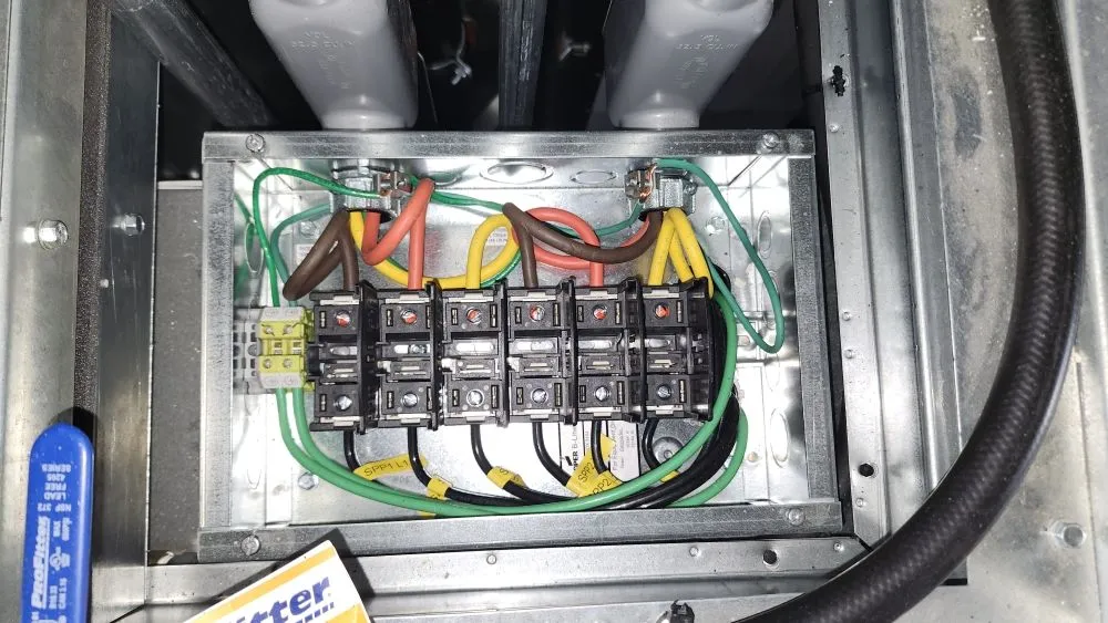 Trusted electrician providing electrical repair in , 