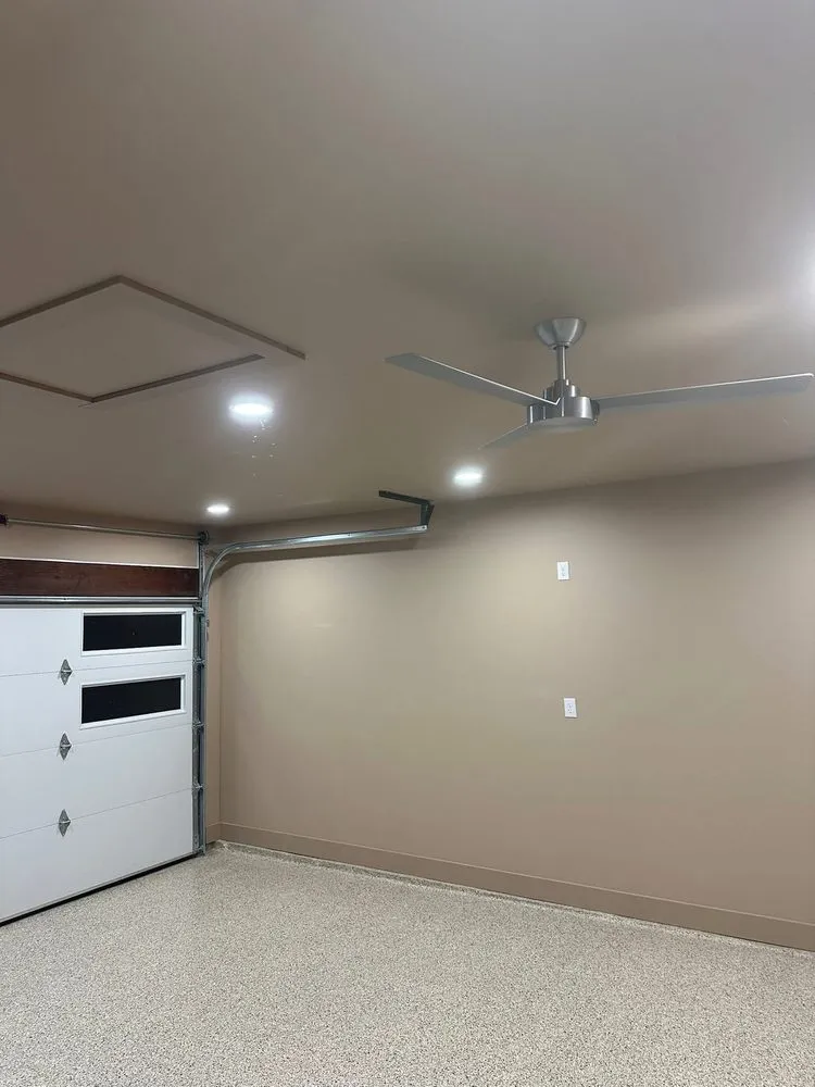 Licensed electrician providing circuit breaker repair in , 