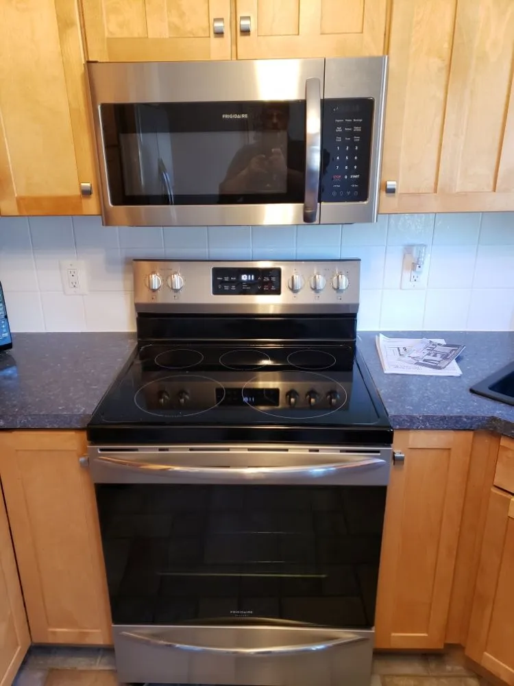 Certified electrician providing circuit breaker repair in , 