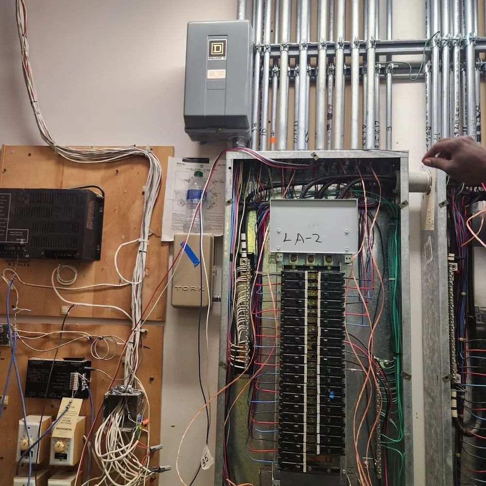 Trusted electrician providing emergency electrical service in , 