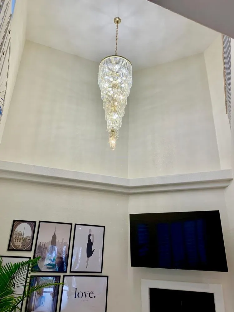 Professional electrician providing circuit breaker repair in , 