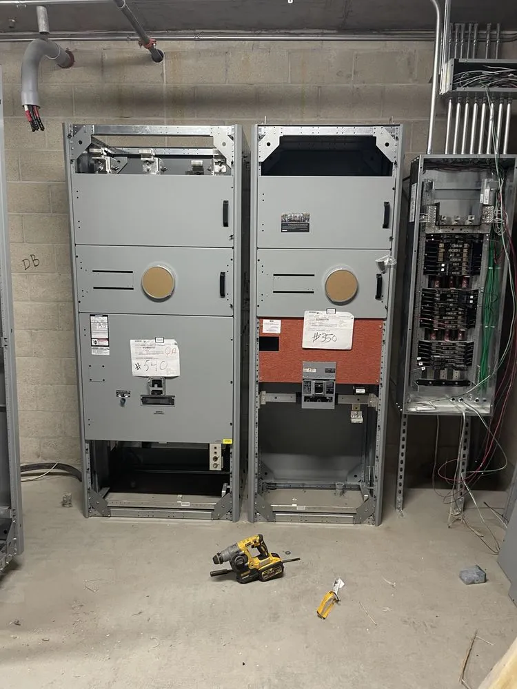 Expert electrician providing electrical repair in , 