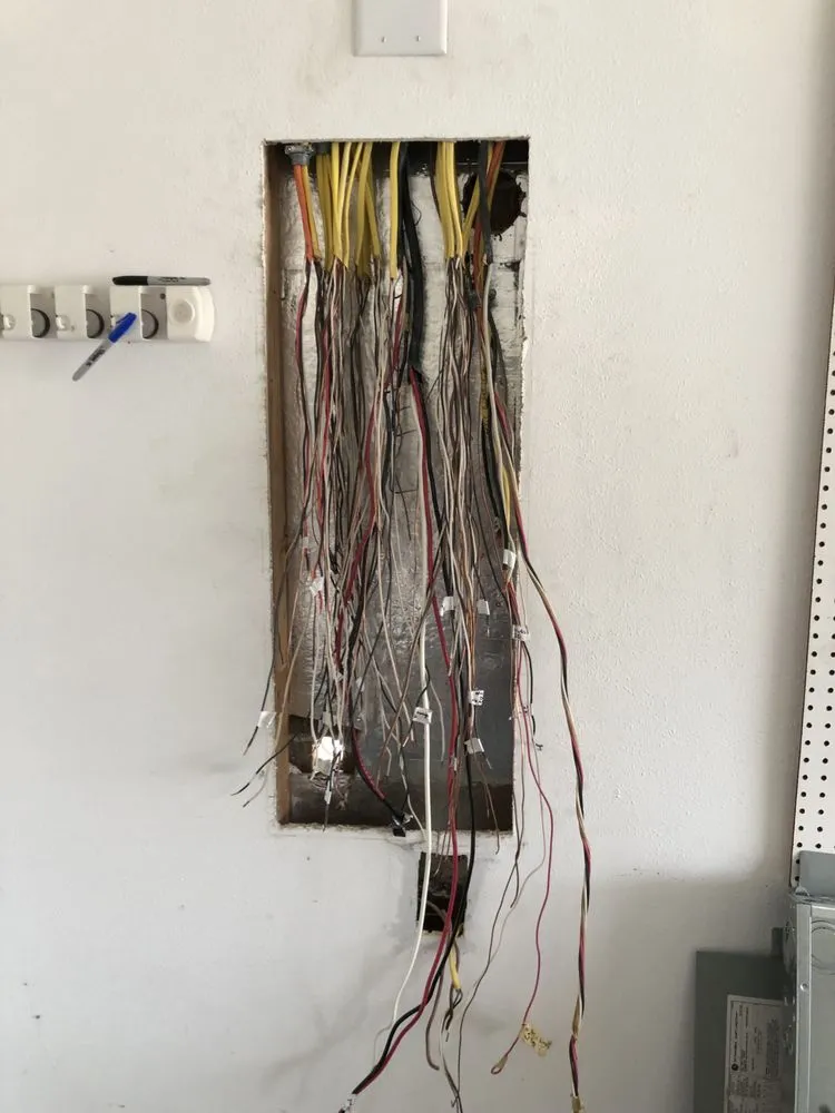 Certified electrician providing circuit breaker repair in , 