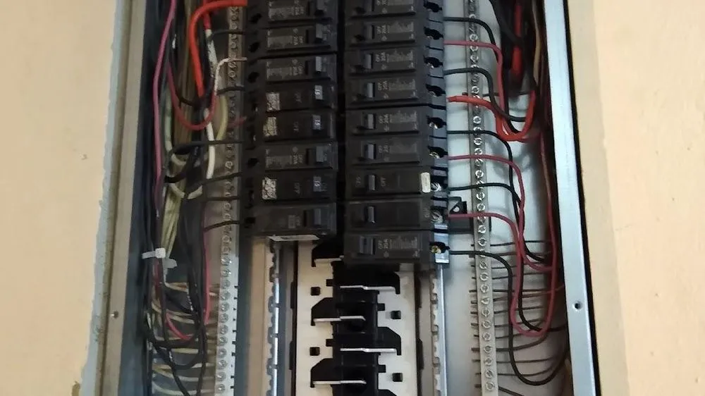 Slide of Oscar Mendoza Electrician