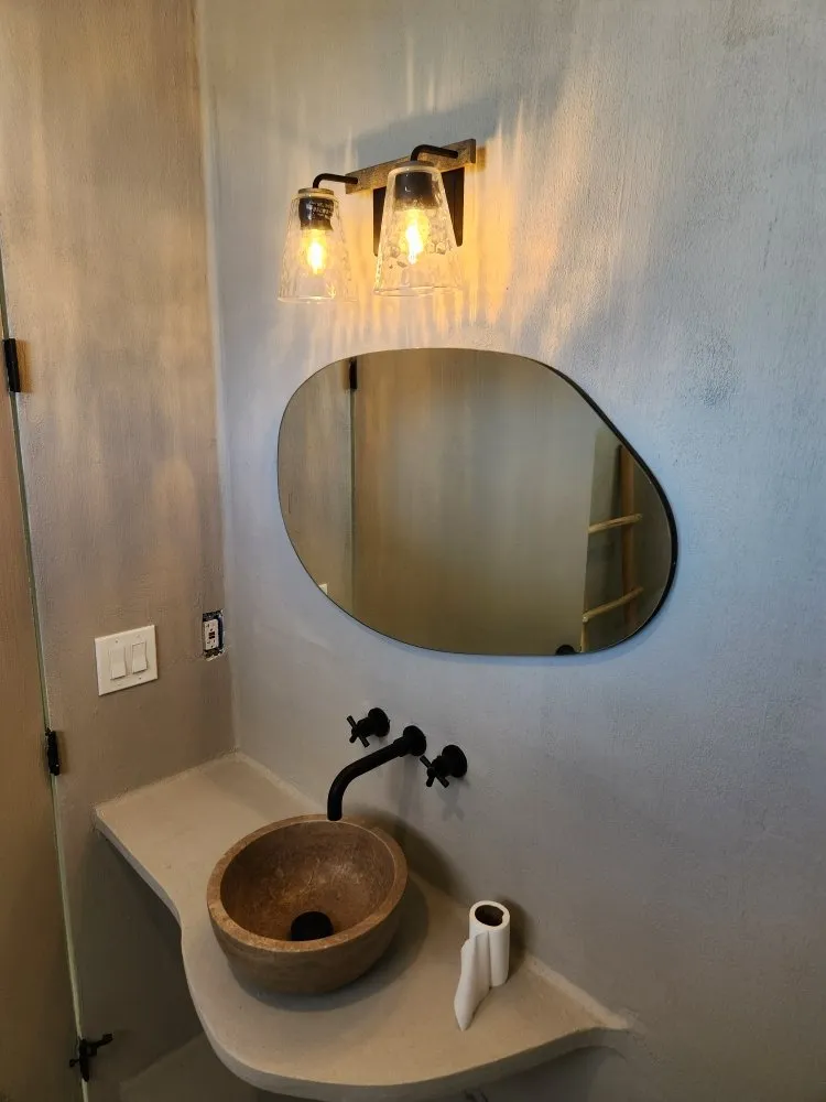 Licensed electrician providing electrical repair in , 