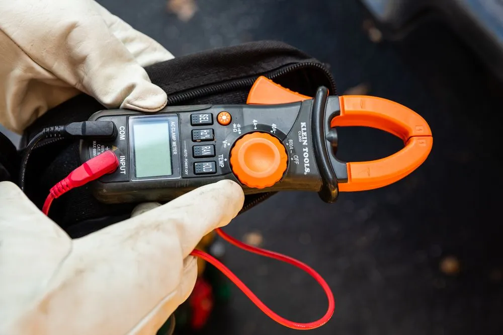 Professional electrical service for homes in lighting installation, by