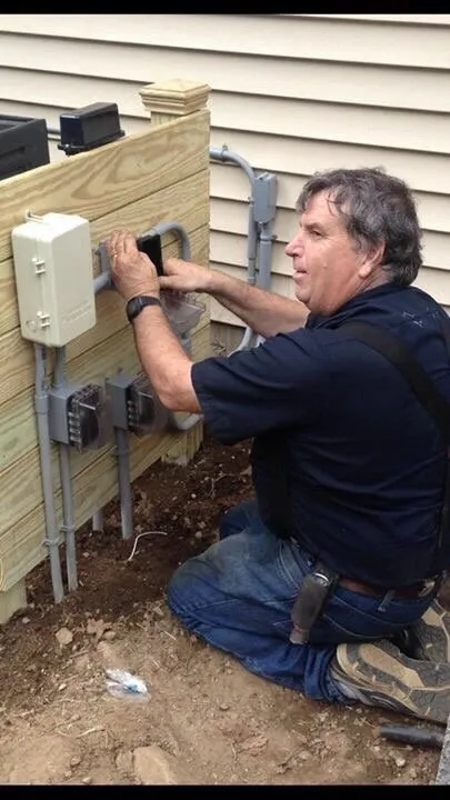 Licensed electrician providing emergency electrical service in , 