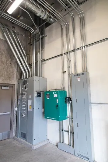 Emergency electrician providing circuit breaker repair in , 