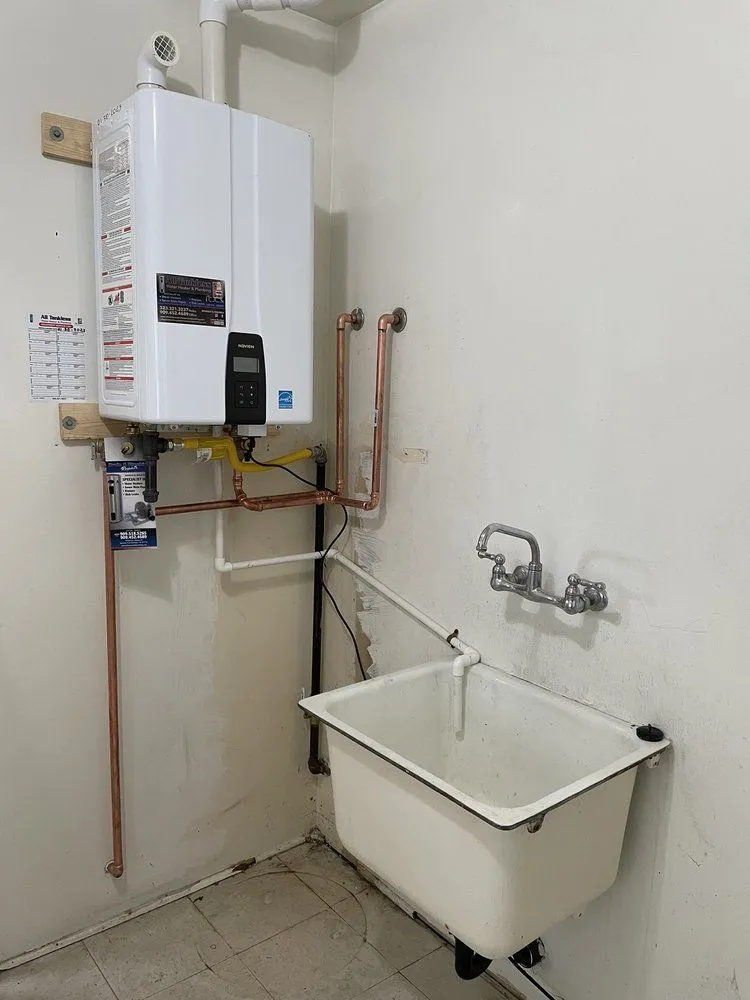 Emergency electrician providing circuit breaker repair in , 