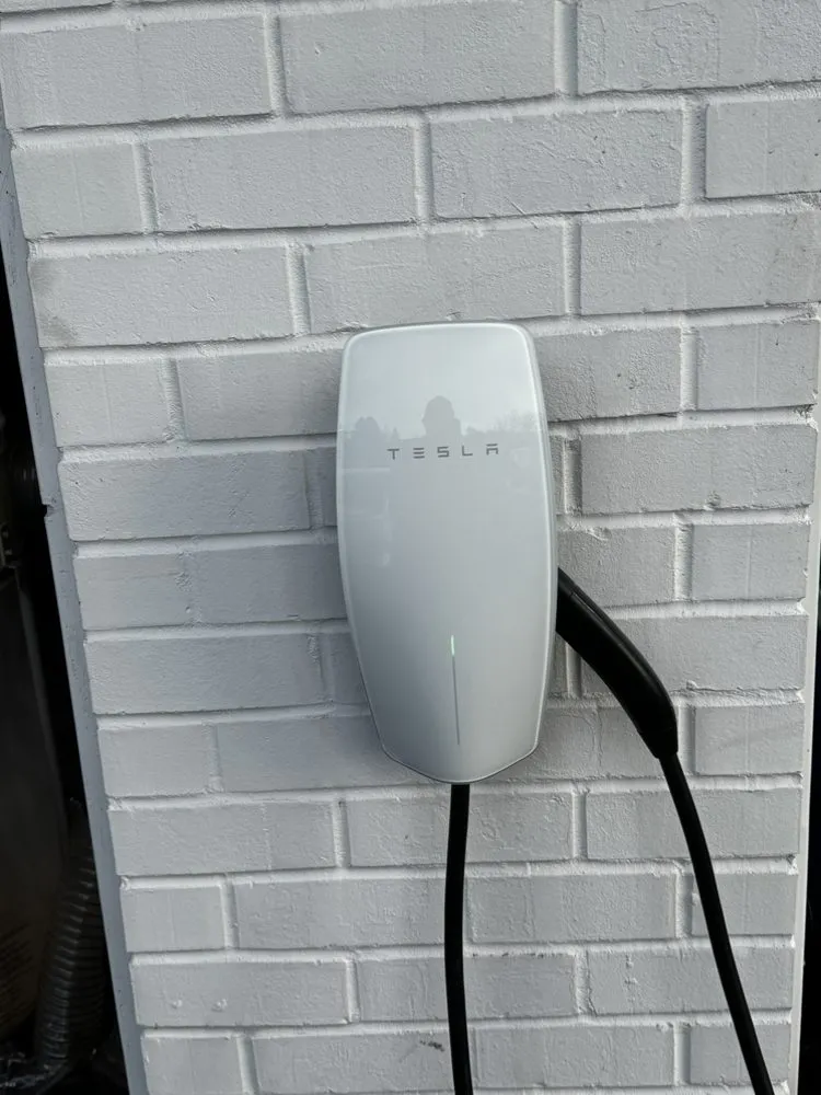 Certified electrician providing lighting installation in , 