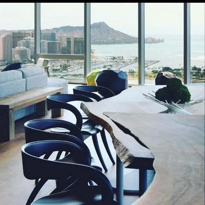 Licensed electrician providing circuit breaker repair in ,