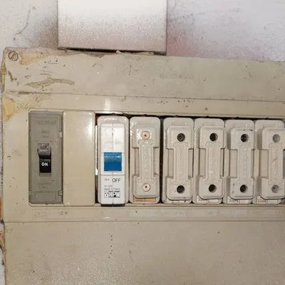 Paramount Electrician Logo