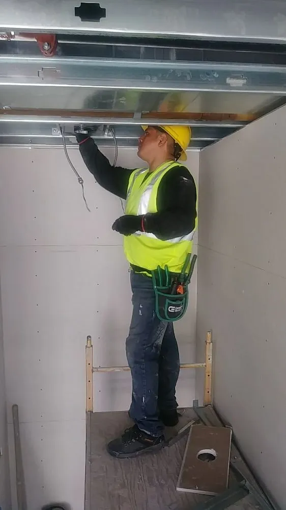 Slide of Paredes Electric