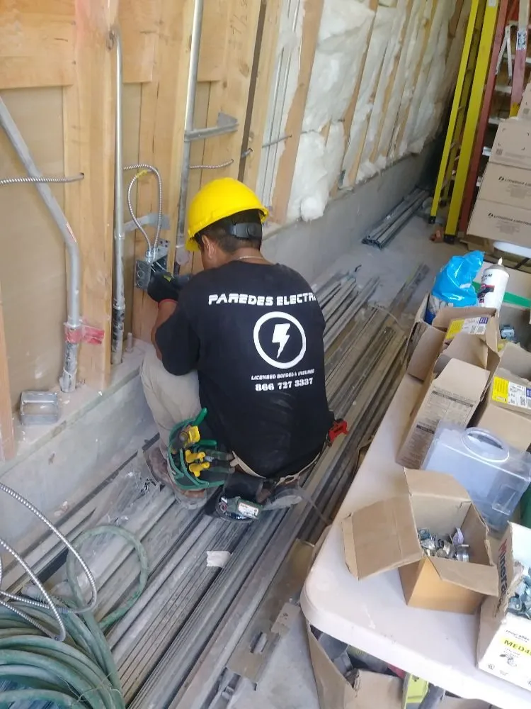 Slide of Paredes Electric