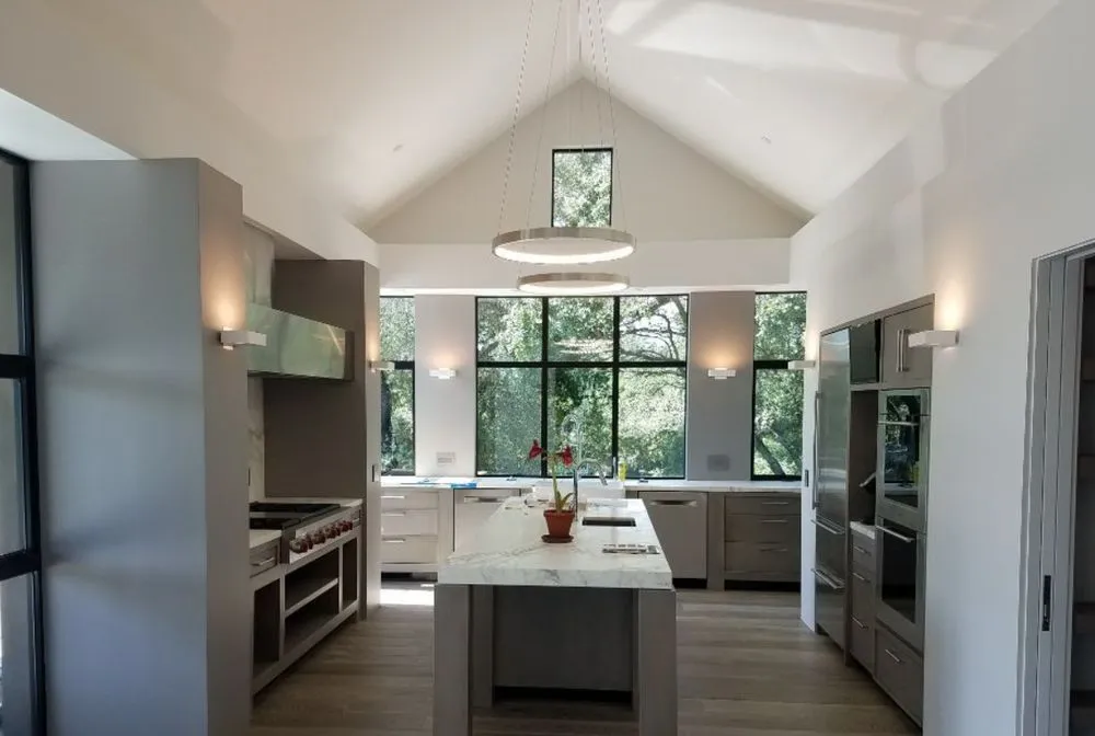 Expert electrician providing emergency electrical service in ,