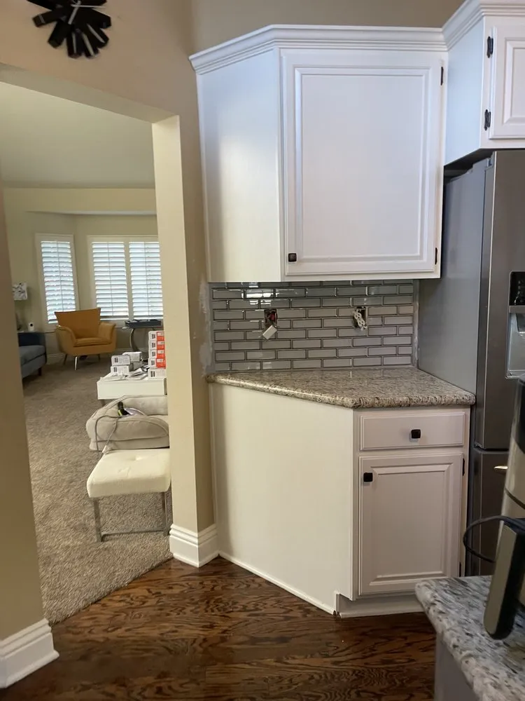 Licensed electrician providing circuit breaker repair in , 