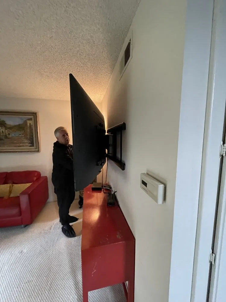 Licensed electrician providing electrical repair in , 