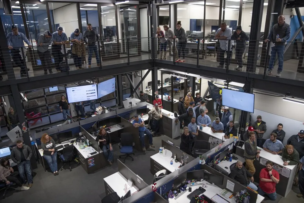 Professional electrician providing lighting installation in , 