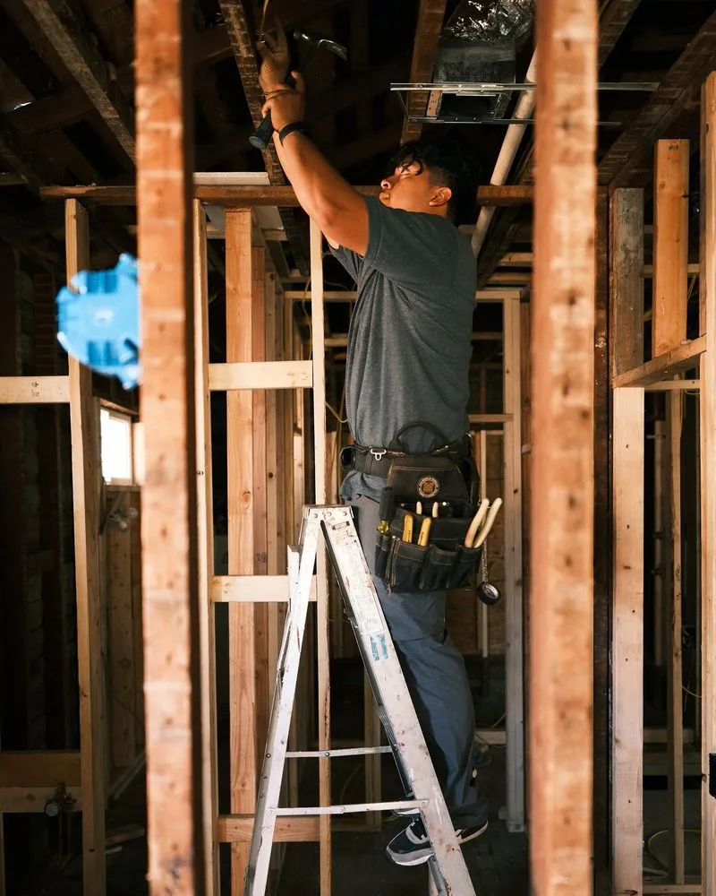 Emergency electrician providing lighting installation in ,