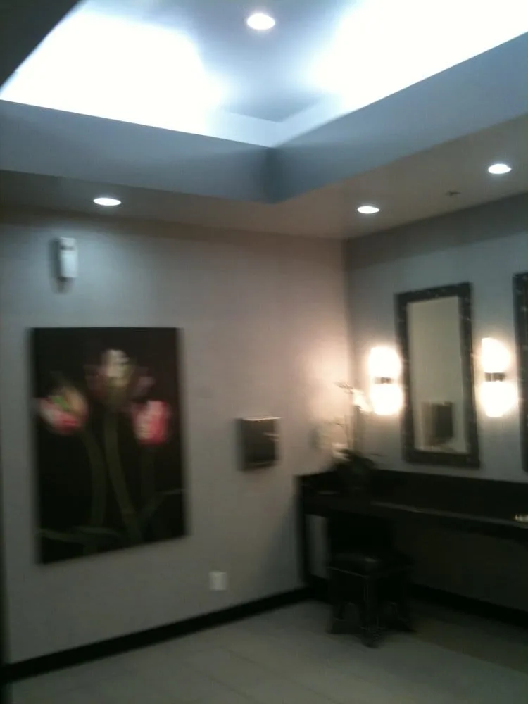 Licensed electrician providing circuit breaker repair in , 