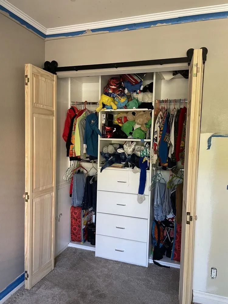 Reliable electrician providing emergency electrical service in ,