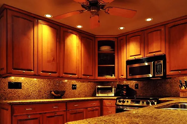 Certified electrician providing circuit breaker repair in , 