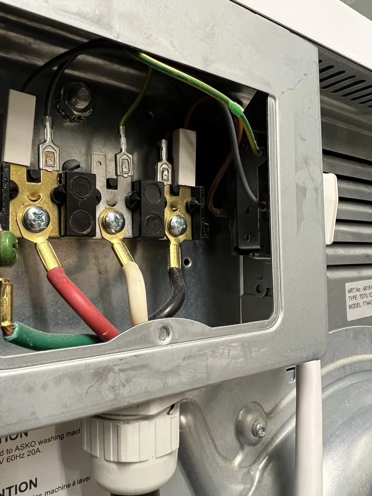 Affordable electrician providing outlet and switch repair in Urban Honolulu, HI - PH Electric