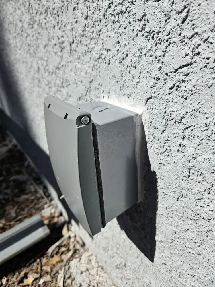 Licensed electrician providing emergency electrical service in , 