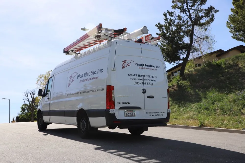 Licensed electrician providing outlet and switch repair in Thousan Oaks, CA - Pico Electric