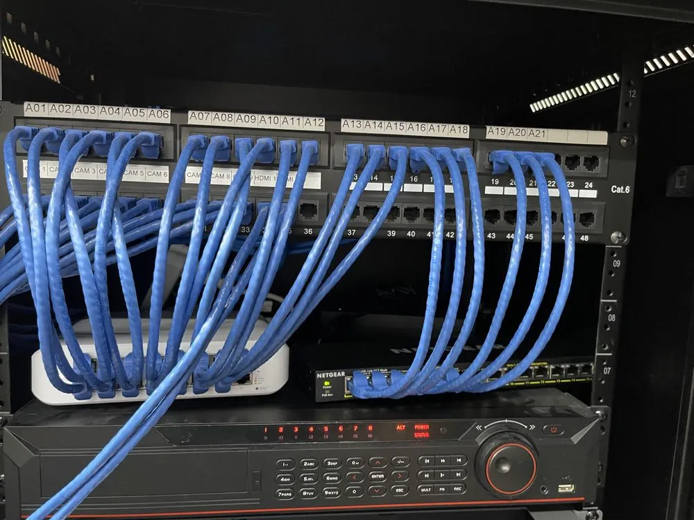 Slide of Pinelo Communications