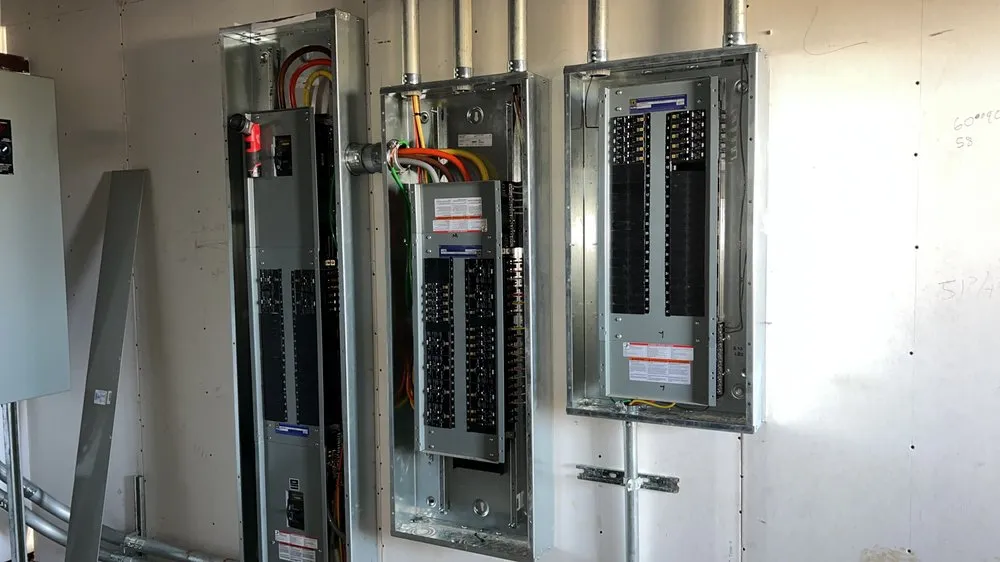 Slide of Pintura y electricidad iscoa