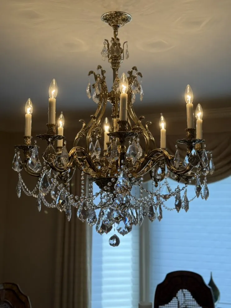 Emergency electrician providing electrical repair in , 