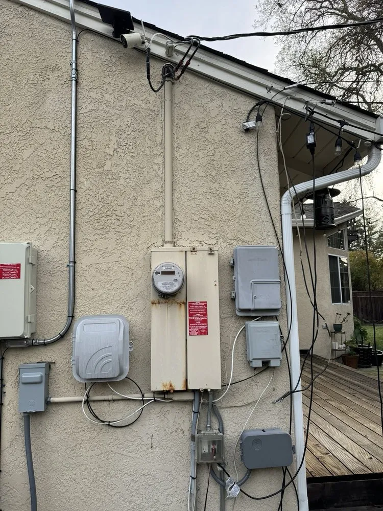 Reliable electrician providing emergency electrical service in , 