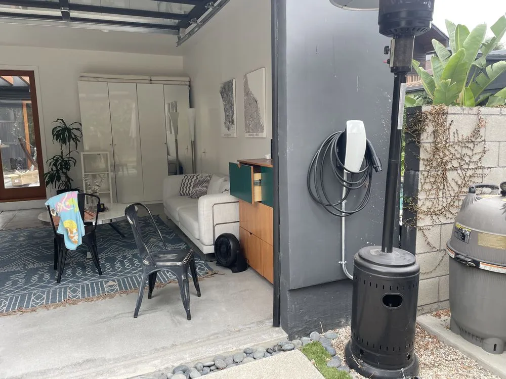 Affordable electrician providing emergency electrical service in ,