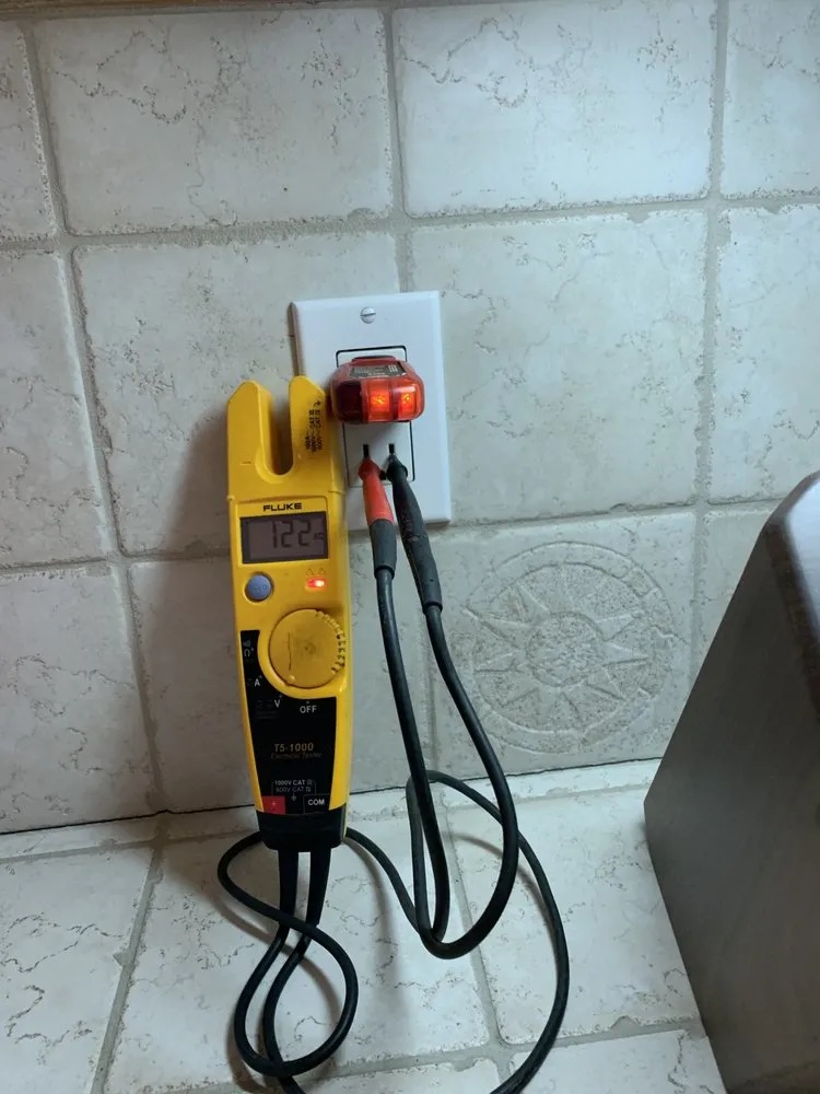 Emergency electrician providing circuit breaker repair in , 