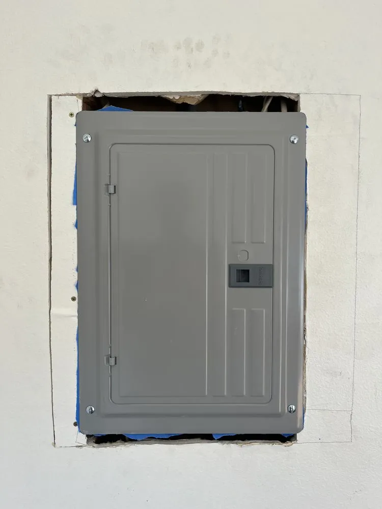 Reliable electrician providing circuit breaker repair in San Fernando Valley, CA - Positive Electricians