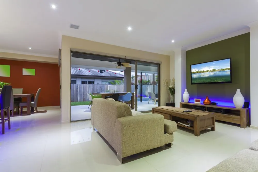 Emergency electrician providing panel upgrade in San Fernando Valley, CA - Positive Electricians