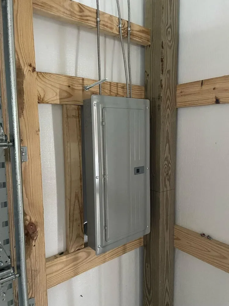 Emergency electrician providing electrical repair in , 