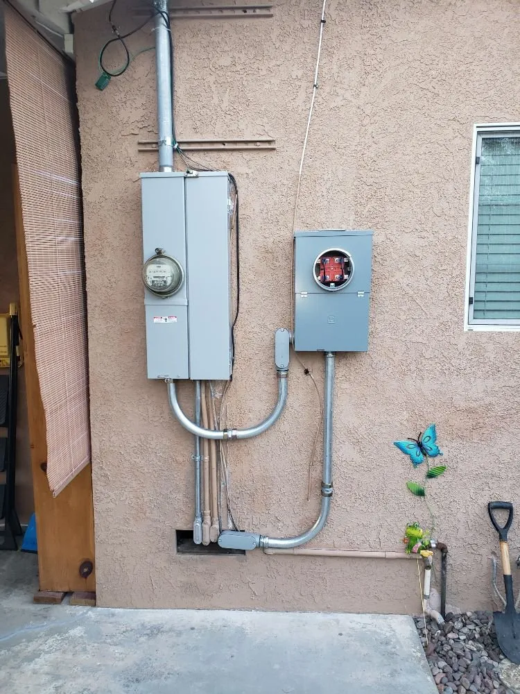 Licensed electrician providing electrical repair in , 