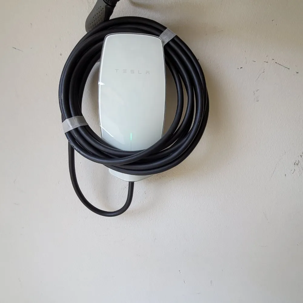 Professional electrician providing emergency electrical service in , 