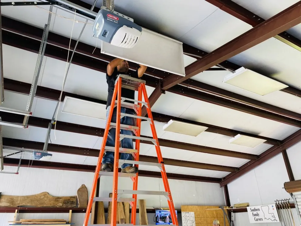 Emergency electrician providing circuit breaker repair in , 