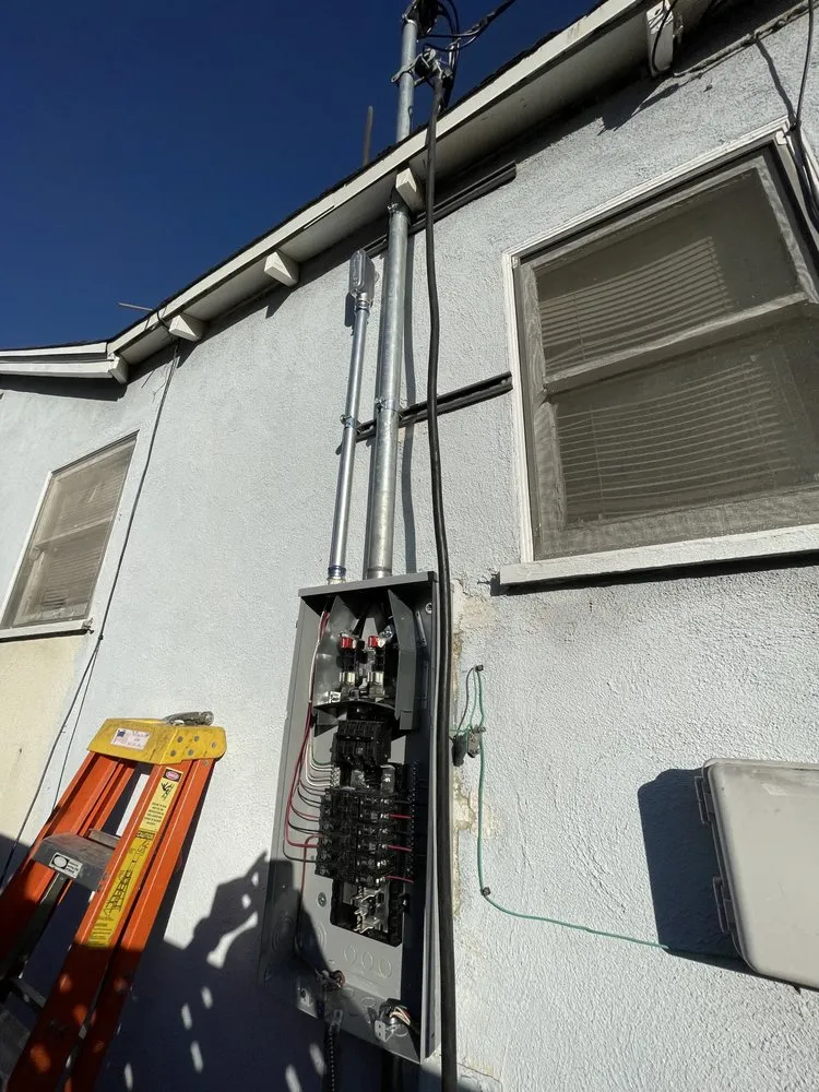 Expert electrician providing electrical repair in , 