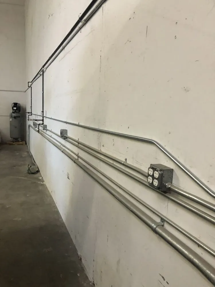 Licensed electrician providing circuit breaker repair in ,