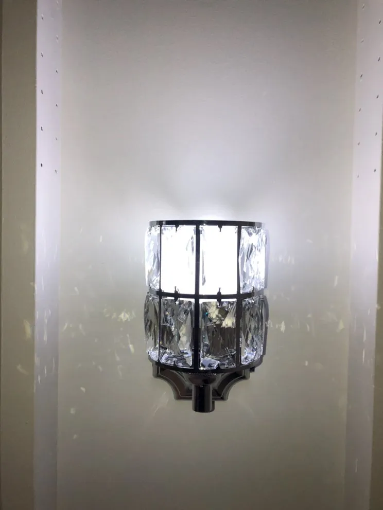 Emergency electrician providing emergency electrical service in , 