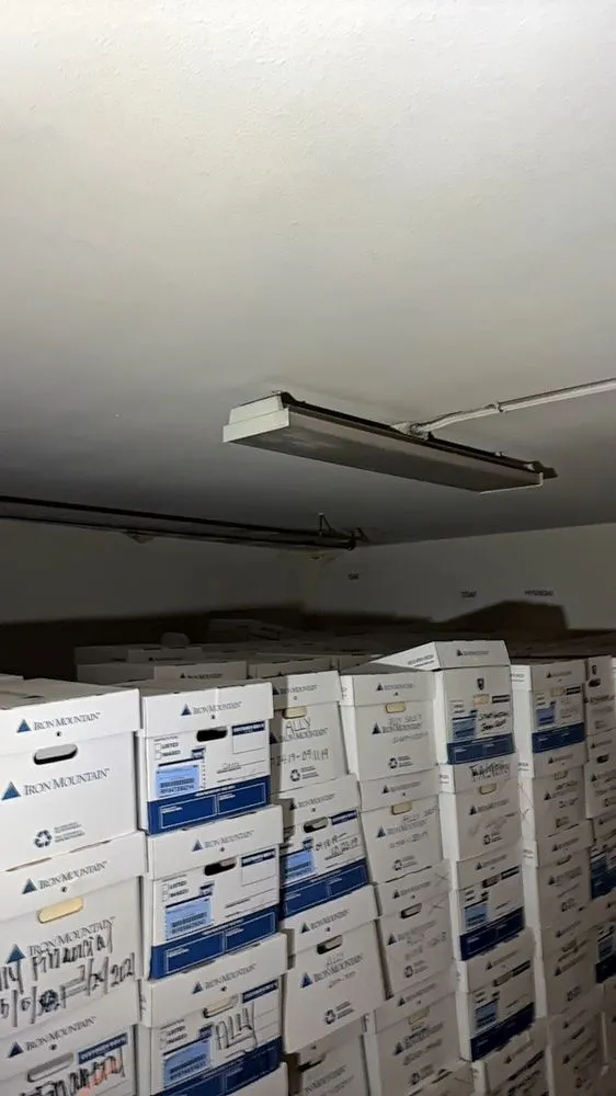 Emergency electrician providing emergency electrical service in , 