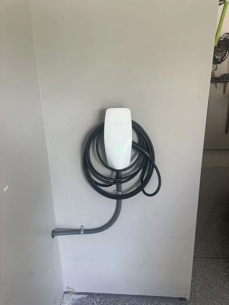 Trusted electrician providing circuit breaker repair in Waterford, MI - PowerHub Homes