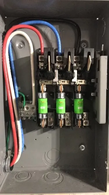 Emergency electrician providing electrical repair in , 